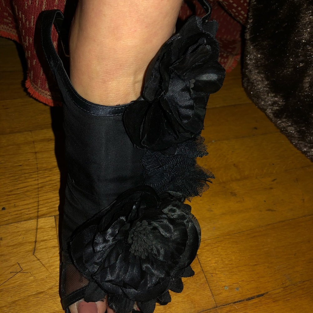 ALDO SEXY black slingbacks w/ silk flowers NWOT